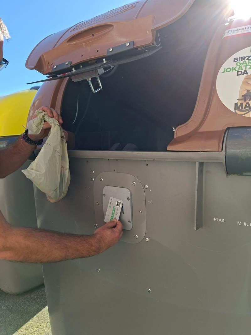 A partir del 28 de abril, el uso de la tarjeta marrón será obligatorio en Deba para la apertura de los contenedores de residuos orgánicos