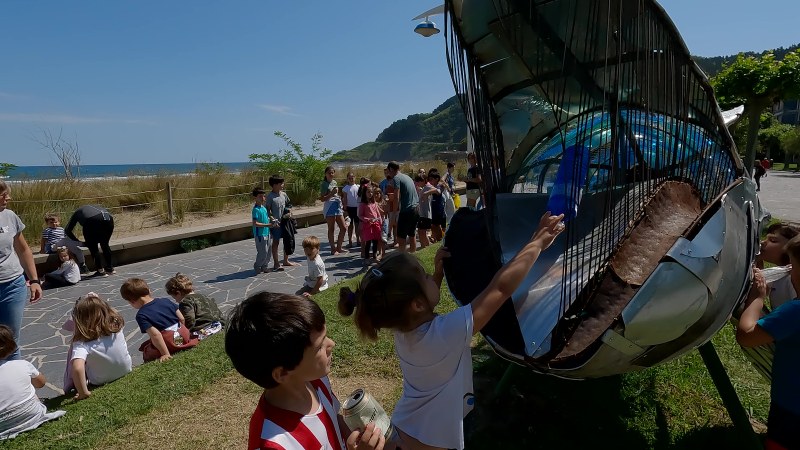 Alumnado de Luzaro eskola de Deba recoge los residuos de la playa