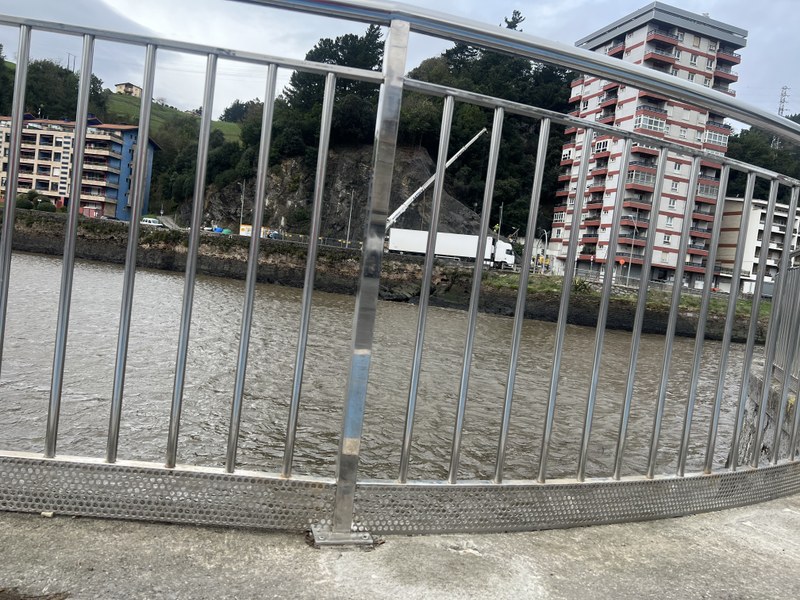 Colocada una rejilla en la nueva barandilla de Arrantzale kalea para evitar que caiga basura al río