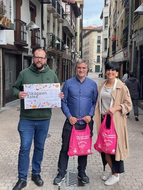 Comerciantes y hosteleros de Debalai repartirán  repartirá bolsas reutilizables entre sus clientes