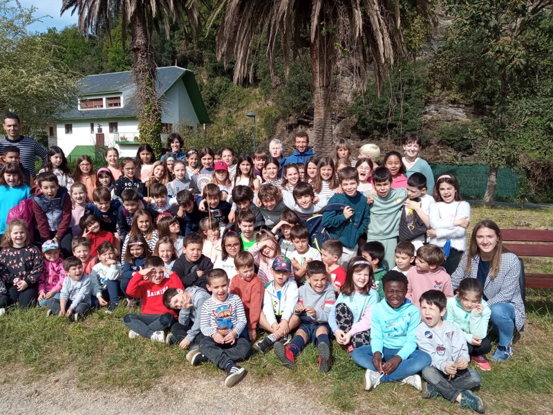 El alumnado de 5º de EI y 4º curso de EP de Luzaro celebraron el Día del árbol