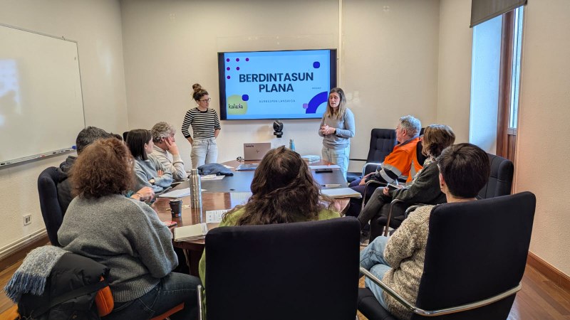 El Ayuntamiento de Deba arranca con la elaboración de su primer Plan de Igualdad interno para garantizar la equidad en su estructura municipal