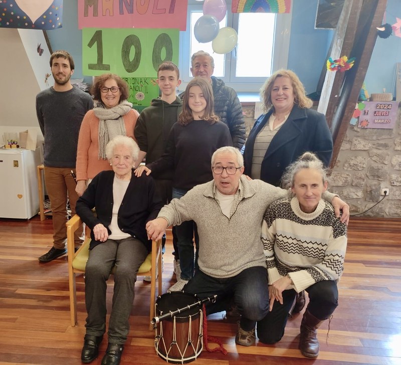 El Ayuntamiento de Deba homenajea a  Manoli Iciar Caperochipi en su 100 cumpleaños