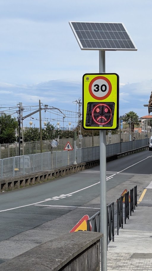 El Ayuntamiento de Deba instala dos radares pedagógicos para concienciar sobre la velocidad en el municipio