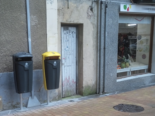 El Ayuntamiento de Deba instala  nuevas papeleras para un municipio más  limpio y verde