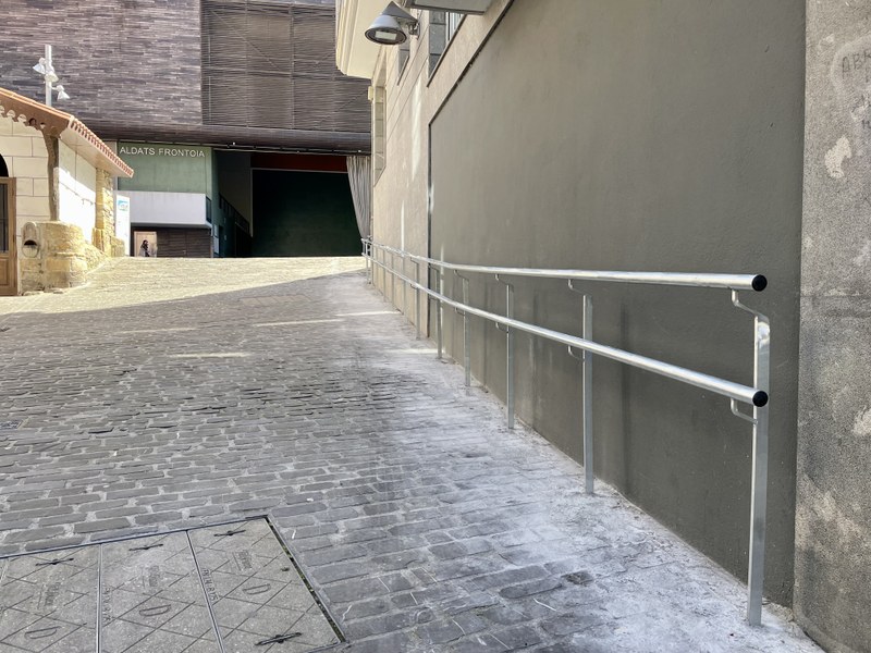 El Ayuntamiento de Deba mejora la accesibilidad y seguridad de la calle Gurutze con la instalación de una nueva barandilla