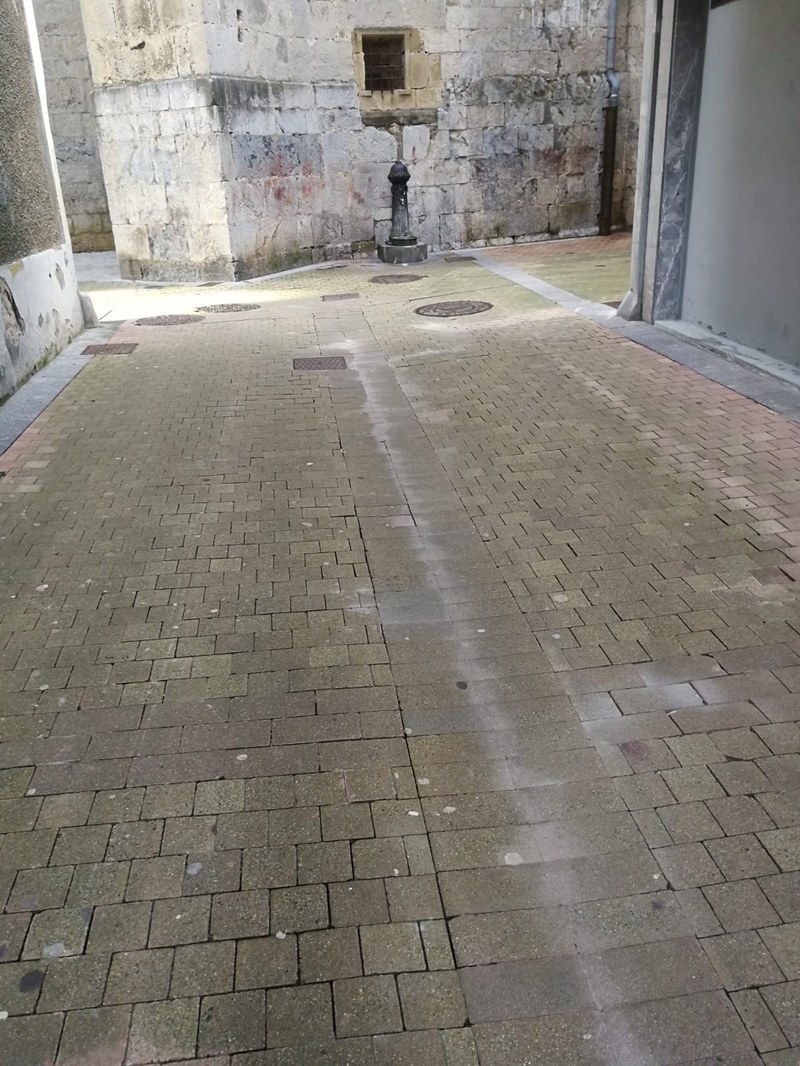 El Ayuntamiento de Deba realiza un tratamiento antideslizante en varias calles de la localidad