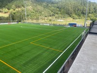 El Ayuntamiento de Deba renovará la caldera del campo de fútbol de Errotazar con una instalación de aerotermia