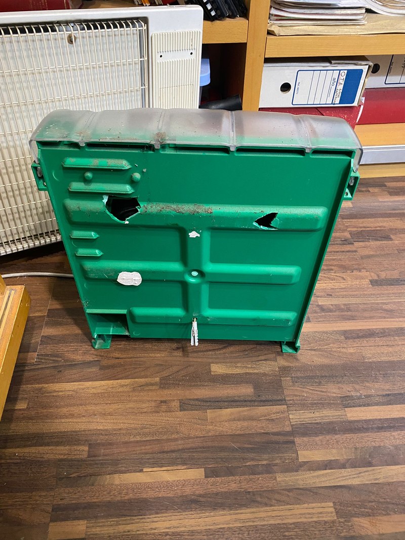 El dispositivo DEA que se encontraba en los soportales del Ayuntamiento está provisionalmente en la Policía Municipal