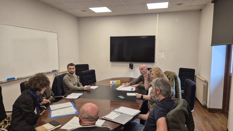 El nuevo Consejo Municipal Portuario de Deba ha analizado las necesidades de la dársena y la zona próxima a la estación de ferrocarril