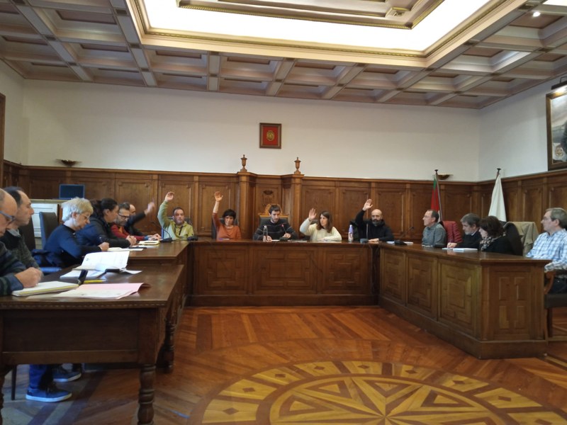 El Pleno del Ayuntamiento de Deba aprueba unos presupuestos que buscan mejorar los servicios municipales