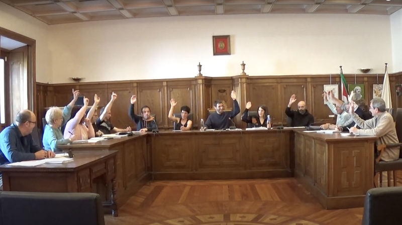 El pleno del Ayuntamiento de Deba inicia el procedimiento para la construcción de la acera de Artzabal