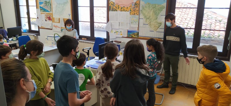 En el marco de la Agenda Escolar 2030 un grupo de alumnas y  alumnos de Luzaro ha visitado el Ayuntamiento