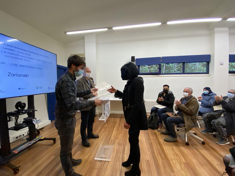 Hoy se han entregado en Debegesa los diplomas de participación en el programa «elkar-EKIN Lanean» que favorece la inclusión socio laboral de personas en situaciones desfavorecidas