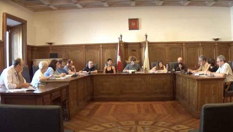 La corporación municipal de Deba celebra el pleno ordinario