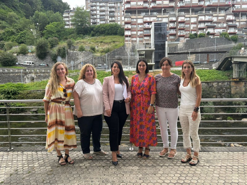 La diputada de Movilidad, Turismo y Ordenación del Territorio, Azahara Domínguez, se reúne con las alcaldesas de Goierri, Debabarrena y Debagoiena para avanzar en la elaboración del primer protocolo contra la violencia machista en Lurraldebus