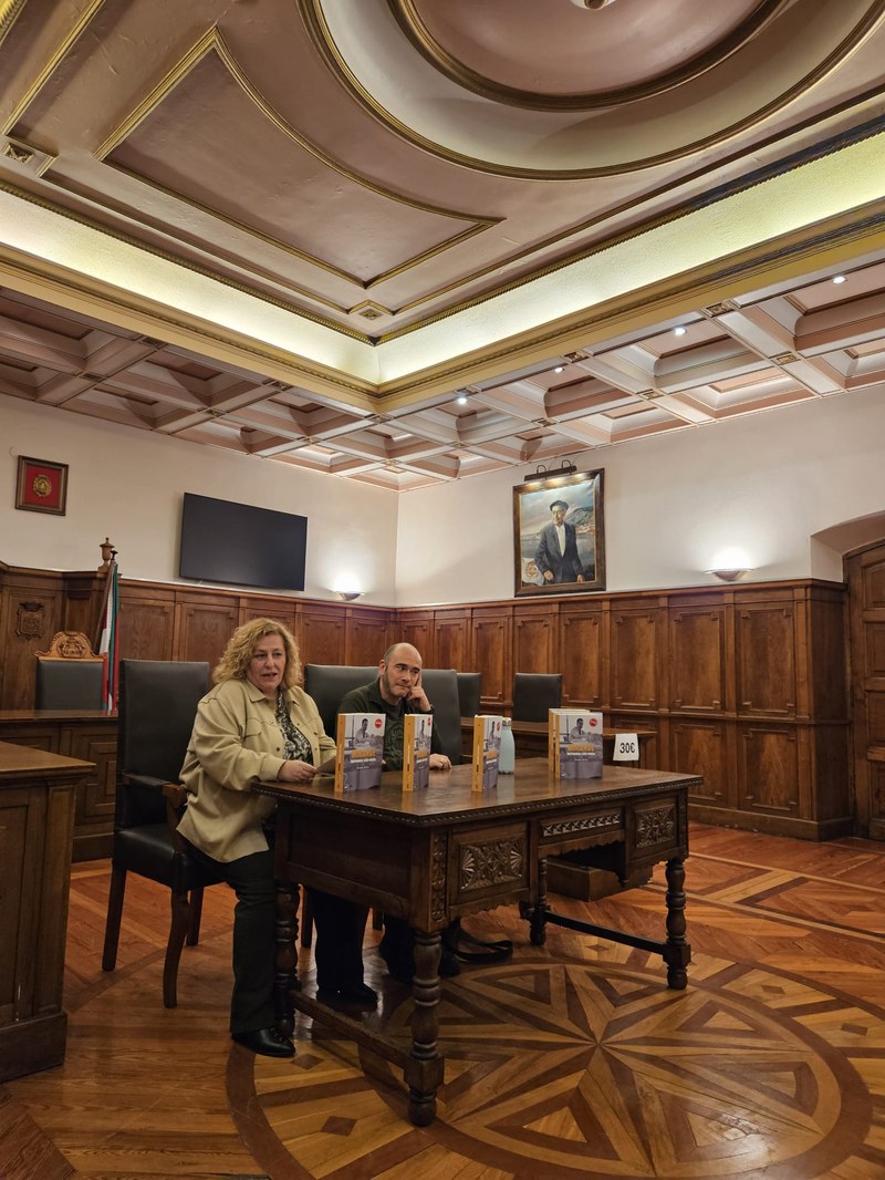 Mikel Soto presenta en Deba su libro Mirande: Herriminez, ezin-minez, desarrollado a partir de la beca Tene Mujika 2024