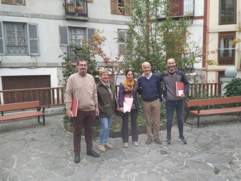 Nagore Dorronsoro y Rafa Bravo, de Deba, ganan los primeros premios del concurso literario 'Deba en 100 palabras' de este año