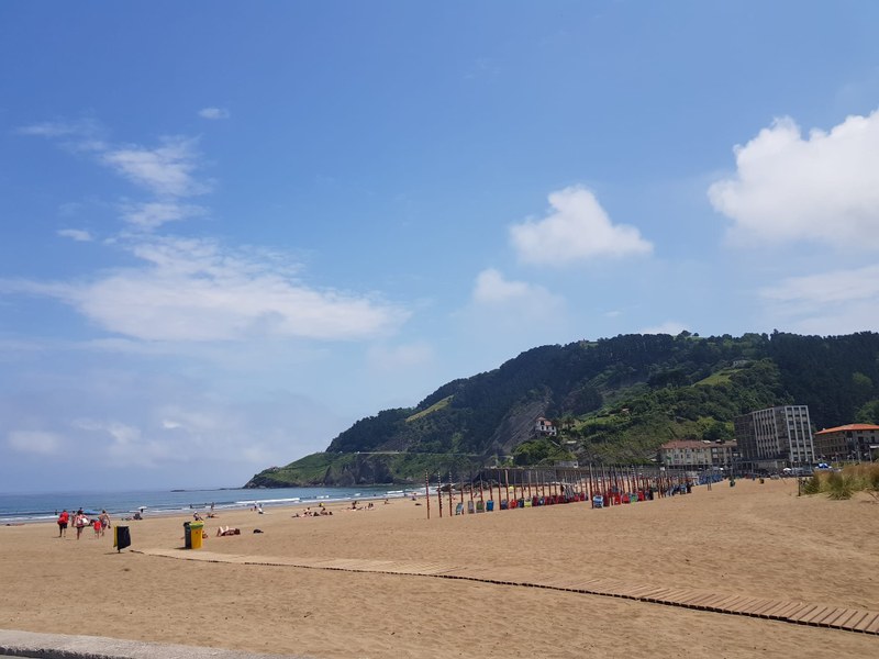 Publicadas las listas provisionales del sorteo público de los toldos de la playa de Santiago