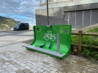 Se ha instalado una zona de lavado de bicicletas en el exterior del polideportivo