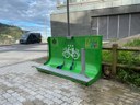 Se ha instalado una zona de lavado de bicicletas en el exterior del polideportivo