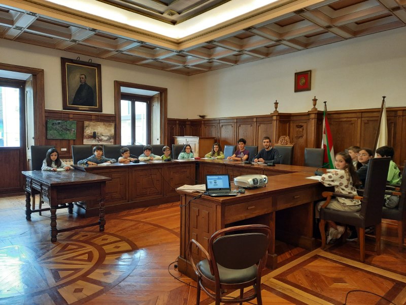 Se ha realizado Pleno de la Agenda 30 Escolar en Deba       