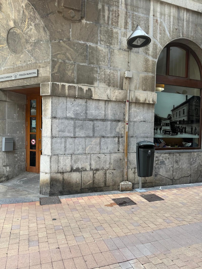 Sobre los insultos al jefe de la policía municipal de Deba