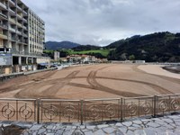 Trabajos de nivelación en la zona este de la playa de Deba para preparar los servicios de temporada estival