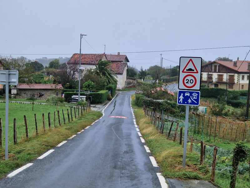 Abiadura-murriztaileak eta seinale bertikal berriak, bide-segurtasuna hobetzeko