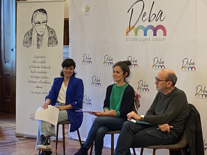 Amatasuna eta feminismoa oinarri dituen 'M ama* eme* ume*' liburua aurkeztu dute egileek Deban 