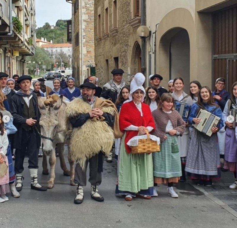 Badatoz Olentzero eta Mari Domingi Debara!