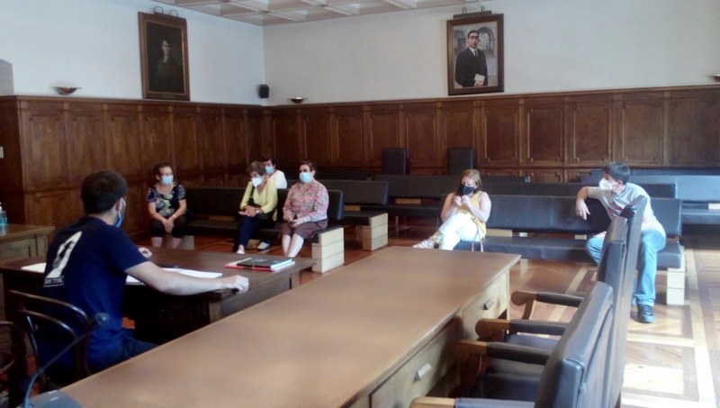 Baserritarren produktuen salmentari ikusgarritasuna emateko proposamena lantzeko bilera egin dute Udalak eta baserritarrek