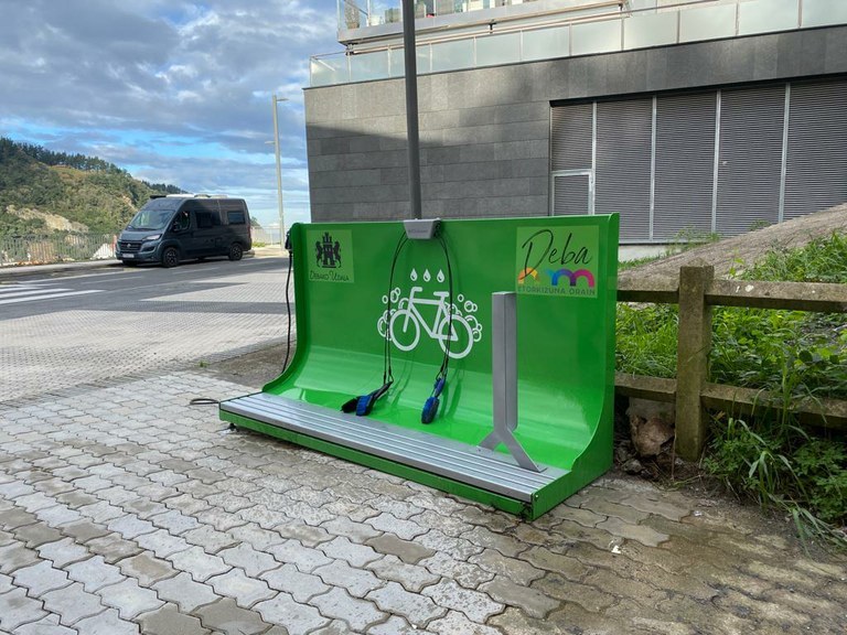 Bizikletak garbitzeko gunea jarri da kiroldegi kanpoan