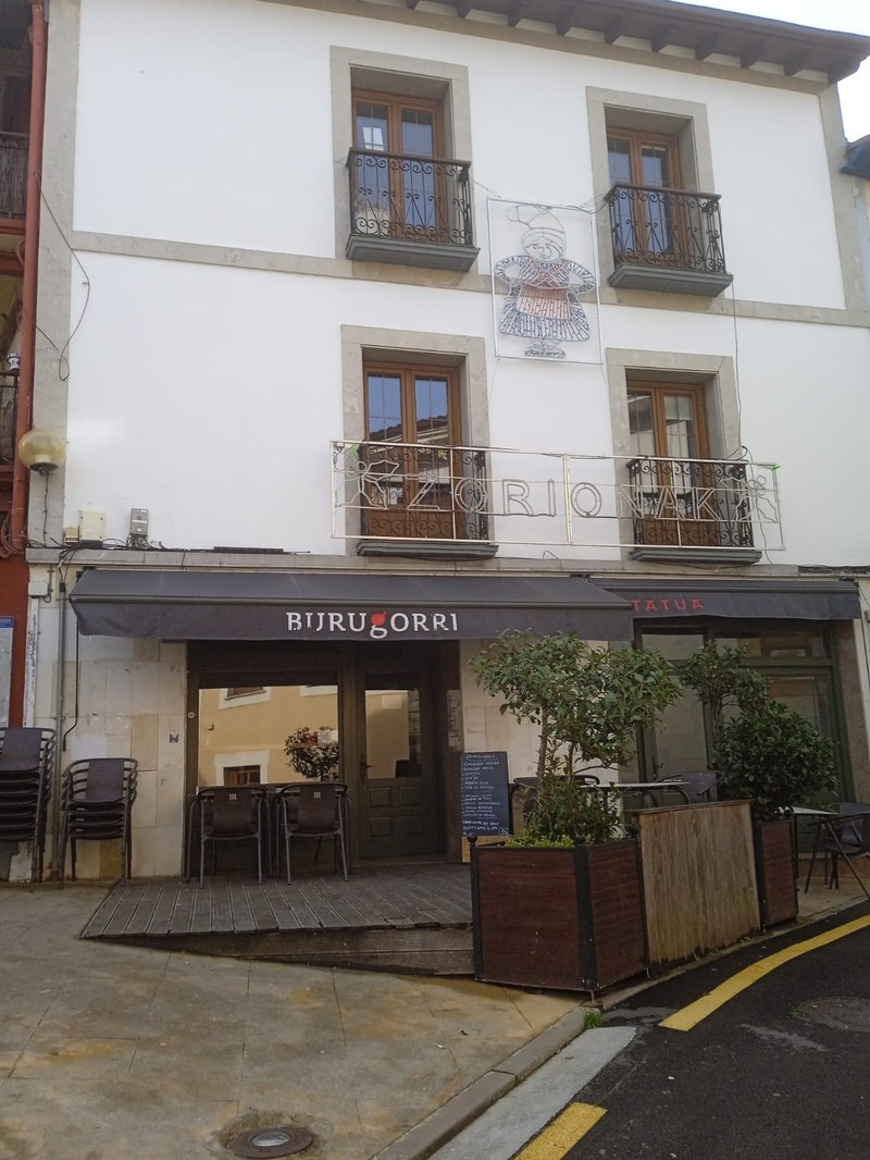 Burugorri ostatua igandean itxiko da berrikuntza obrak amaitu arte