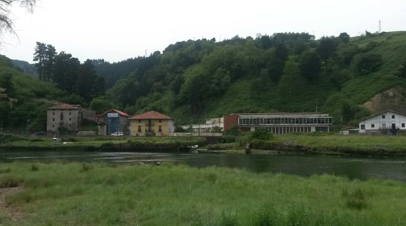 Danobateko lantegi zaharraren lursaila alokatuko du Udalak ibilgailuentzako aparkaleku publiko bat egiteko