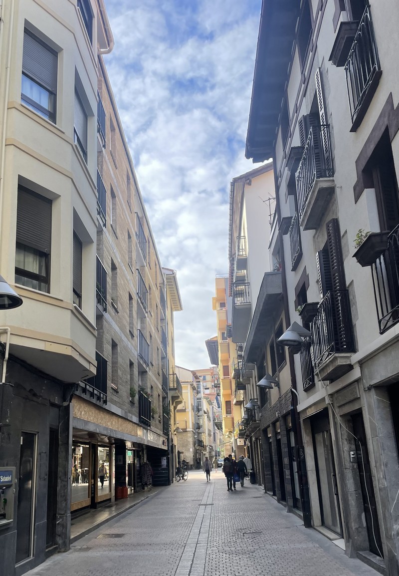 Debako saltokiek bat egin dute “Otsailaren 11 erakusleihoak” ekimenarekin