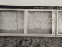 Debako Udalak asteburuan gertatutako ekintza bandalikoak gaitzetsi ditu