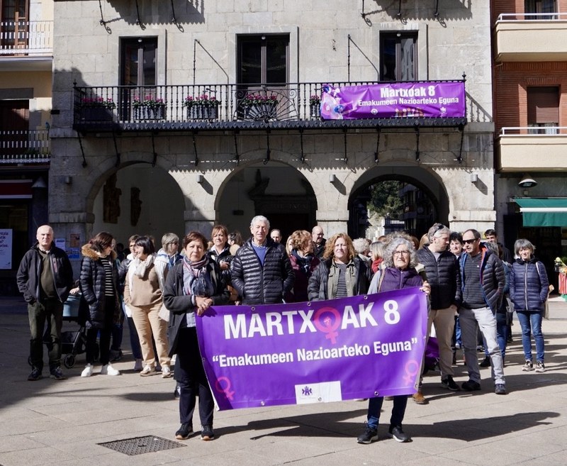 Debarrek bat egin dute gaur, Emakumeen Nazioarteko Eguneko elkarretaratzean