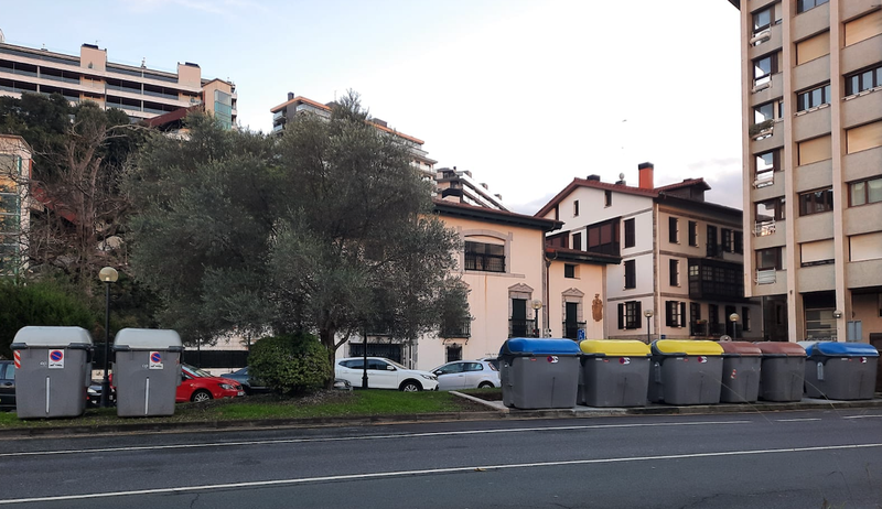 Edukiontzi hori eta urdin berriak  Deban eta Itziarren