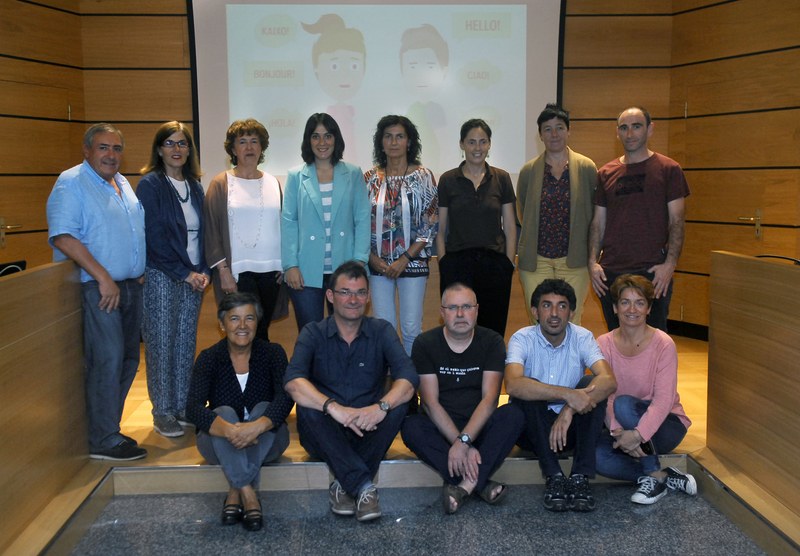 Euskararen transmisioan laguntzeko gurasoei zuzendutako infografiak prestatu dituzte Debabarreneko udalek