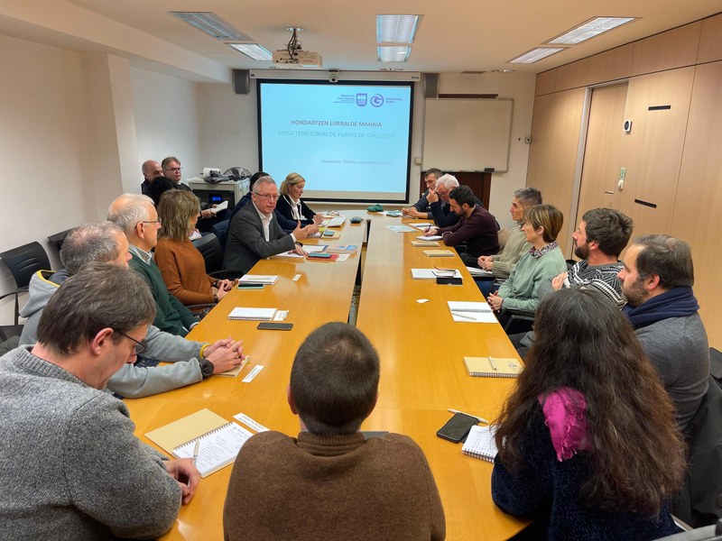 Gipuzkoako Hondartzen Mahaia bildu da, lurraldearen baterako ekintza koordinatzeko, pelletak iristearen aukeraren harira