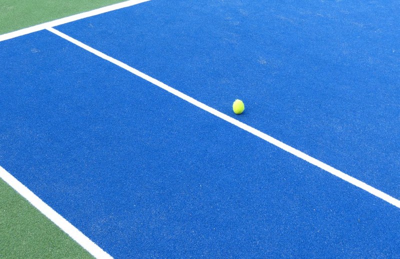 Hainbat hobekuntza egin ditu Debako Udalak kiroldegian