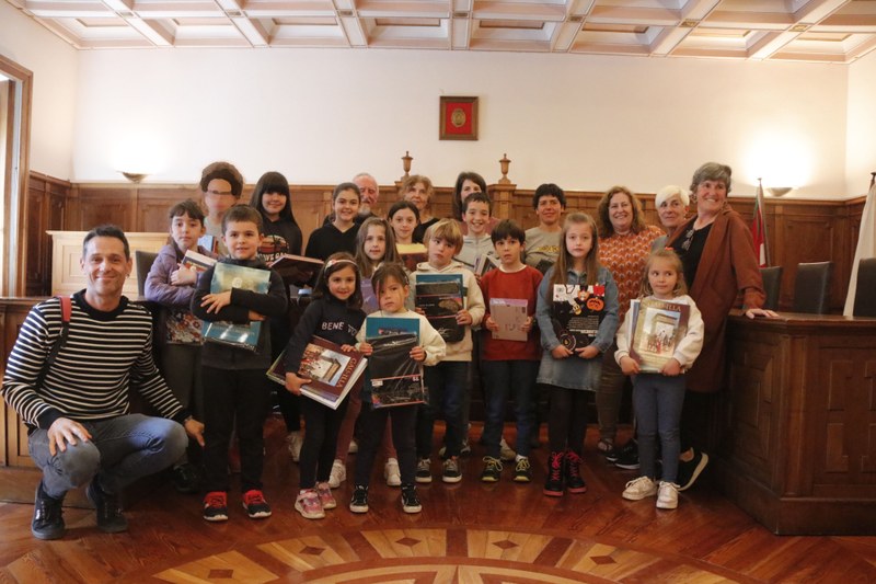 Haurren Euskarazko ilustrazio eta ipuin lehiaketen sari banaketarekin hasi dira Liburuan Egunaren ekimenak