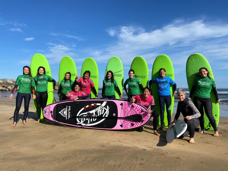 Martxoaren 31ra bitartean eman daiteke izena Emakumea* surflari ikastaroetan