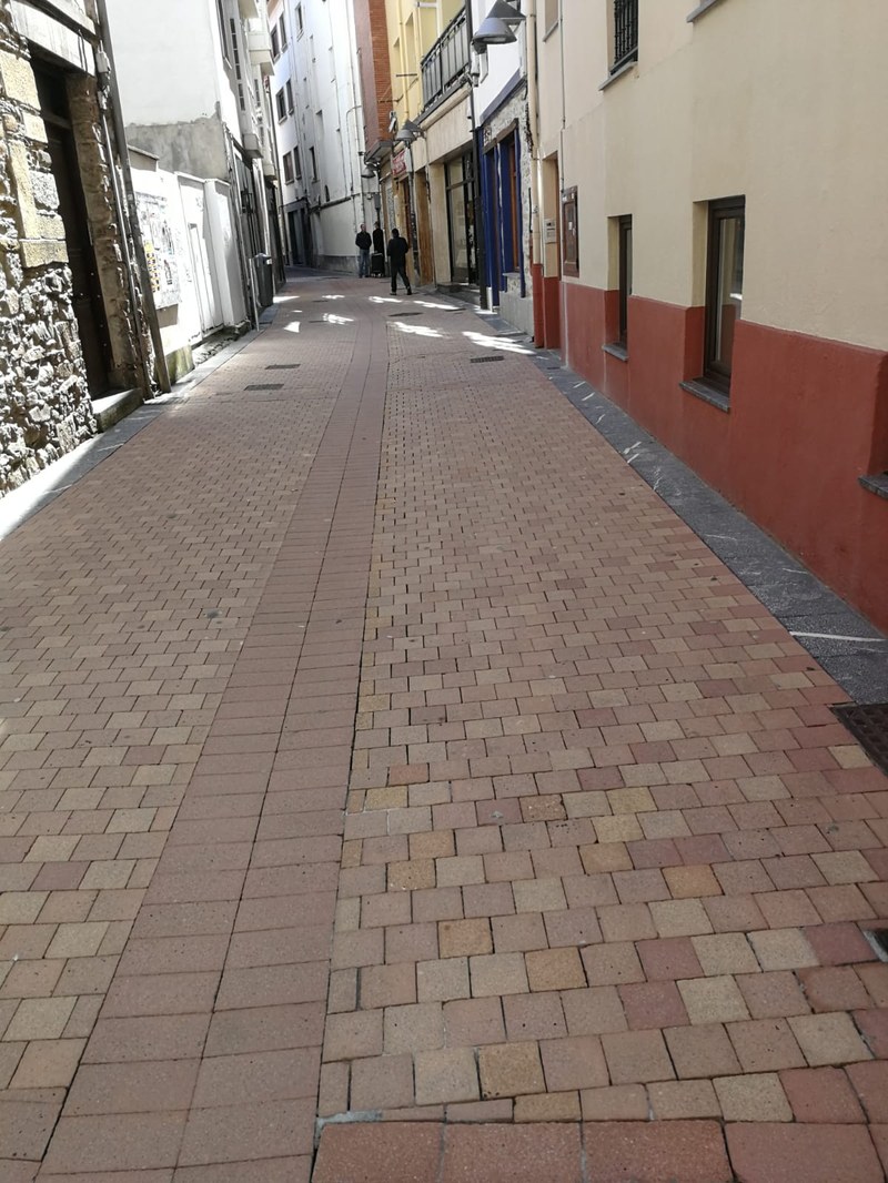 Tratamendu irristagaitza eman du Debako Udalak herriko hainbat kaleetan