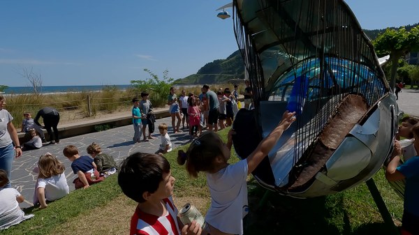 Alumnado de Luzaro eskola de Deba recoge los residuos de la playa