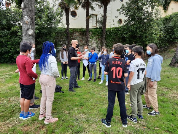 Alumnado de Luzaro participa en un taller para reconocer  árboles