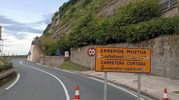 Comienzan los trabajos de retirada de balizamiento en la N-634 entre Deba e Itziar