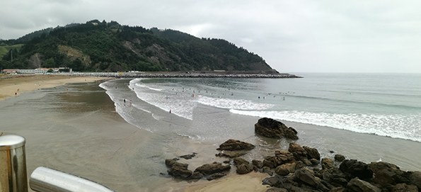 Convocatoria pública para obtener la correspondiente licencia para impartir clases de surf en la playa de Deba 