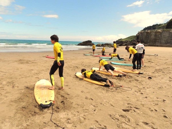 Convocatoria pública para obtener la correspondiente licencia para impartir clases de surf en la playa de Deba